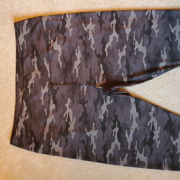 Maurices gray camo leggings size 2X * New without tags - Picture 2 of 6